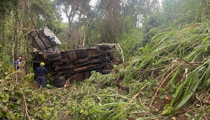 Quedas – Caminhão bate contra árvores e casal fica ferido na PR 473